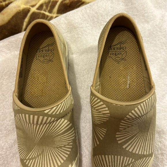 DANSCO - Calling all Nurses☺️. EU sz41. Fits like a Us Sz 9.5. - Picture 11 of 13
